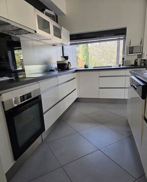 Private kitchen - Spacieuse villa au calme avec grande piscine (Bormes-les-Mimosas)