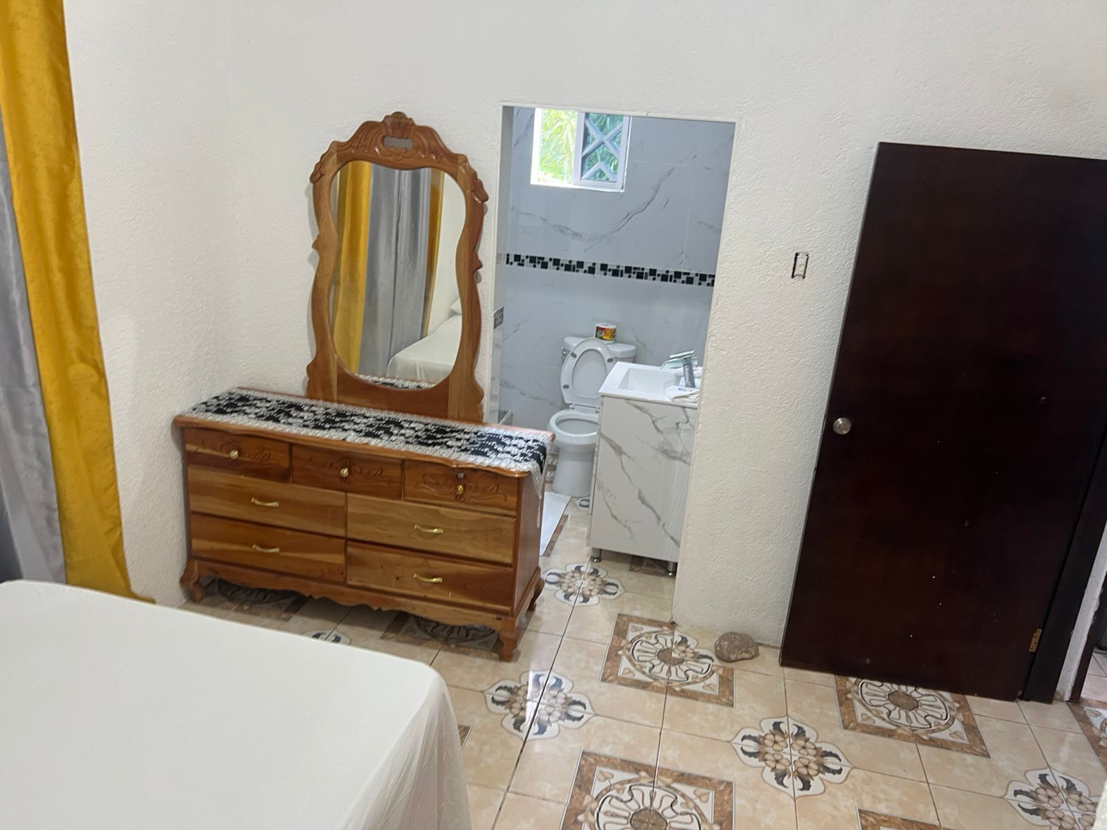 1 habitación, tabla de planchar con plancha, internet y ropa de cama 