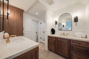 Shower, hair dryer, towels - 4007 Pearl by the Sea - Two Blocks to Downtown (Carmel)