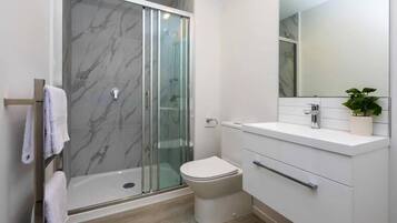 Apartment, 2 Bedrooms, Accessible | Bathroom