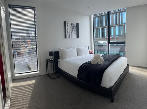 2 Bedrooms Apprtmt Plus Underground Parking in CBD