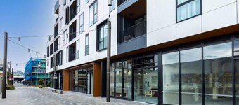 2 Bedrooms Apprtmt Plus Underground Parking in CBD