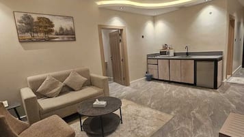 Apartamento Deluxe | Zona de estar | Una pantalla de ordenador, una impresora