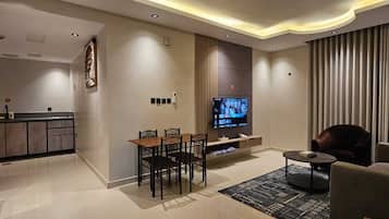 Deluxe Apartment | Peti besi dalam bilik, langsir/tirai gelap terus