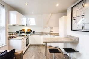 Microwave, electric kettle - Host & Stay | Franklin Rise (Harrogate)