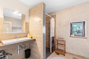 Shower, hair dryer, towels - Maria Grazia in Funtana - Istrien / Maria Grazia in Funtana - 1 Appartement für 4-5 Personen AP1 (Funtana)