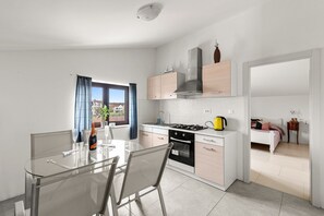 Kühlschrank, Ofen, Wasserkocher mit Kaffee-/Teezubehör, Toaster