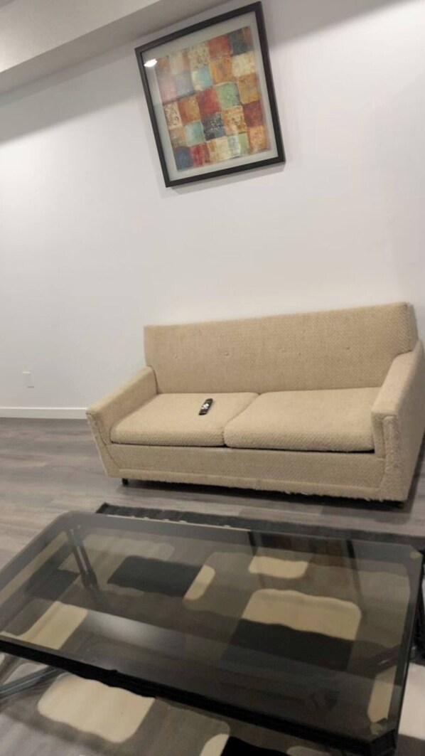 Room, 1 Bedroom | Living room