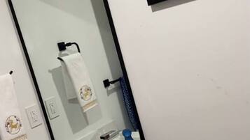 Room, 1 Bedroom | Bathroom