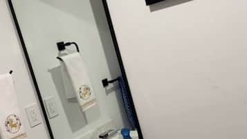 Room, 1 Bedroom | Bathroom