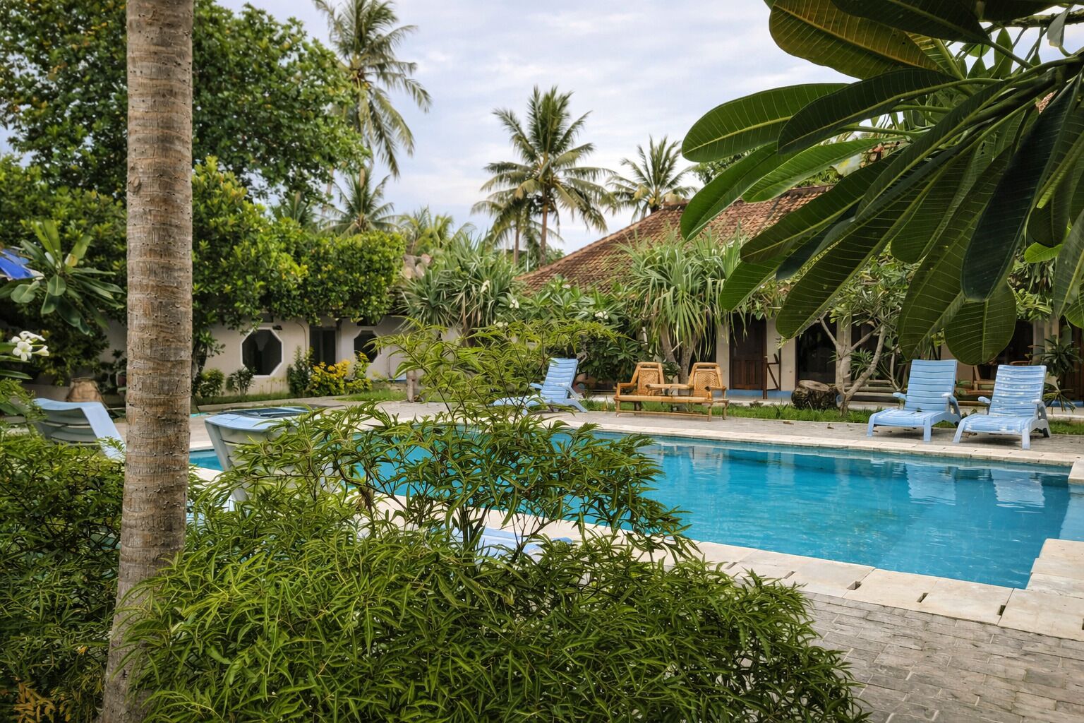 Una piscina al aire libre