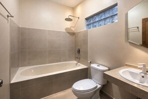 Shower, towels, soap, toilet paper - GGuesthouse (Kuta, Lombok)