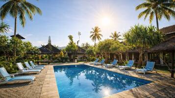 Una piscina al aire libre