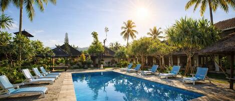 حمّام سباحة خارجي