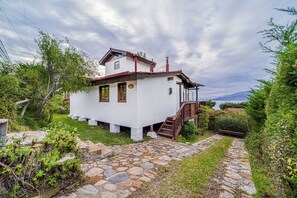 Una casa de dos pisos con un camino de piedra que lleva a la entrada.