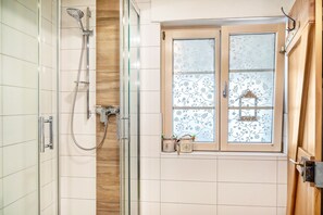Een douche, een haardroger, handdoeken