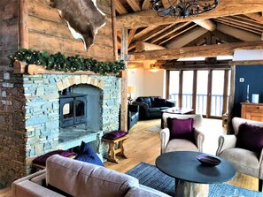 A cozy interior with a stone fireplace, wooden beams, and comfortable seating. - Chalet Chêne - Panoramic Isere Valley Views (Sainte-Foy-Tarentaise)