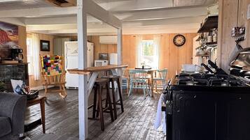House, 3 Bedrooms, Balcony | Dining room