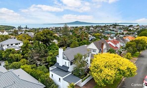 Unclassified image, 5 of 20, button