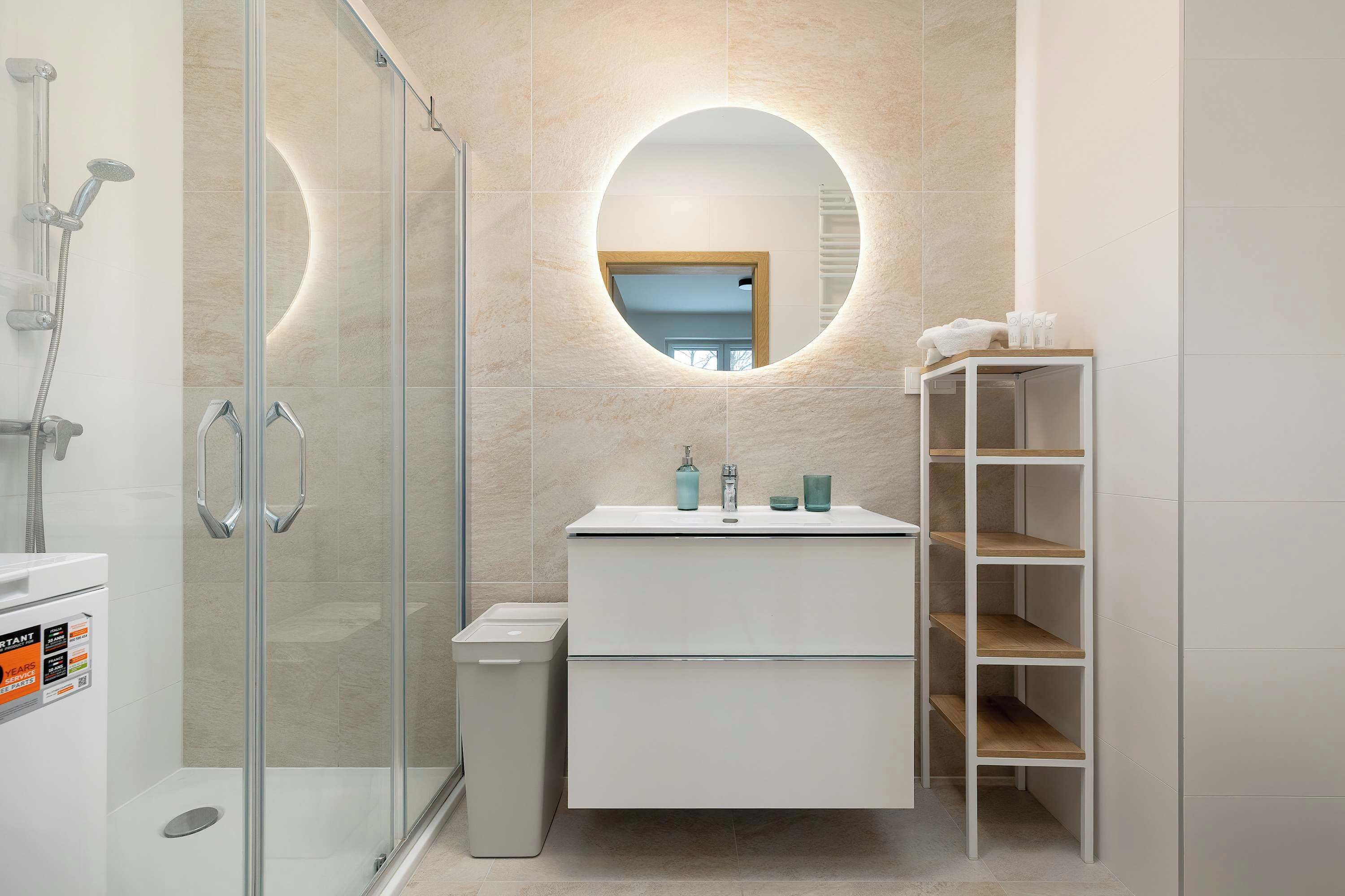 Een douche, een haardroger, handdoeken, shampoo