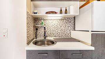 Kühlschrank, Mikrowelle, Ofen, Herdplatte