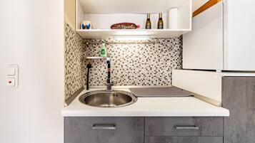 Frigorífico, microondas, horno y placa de cocina