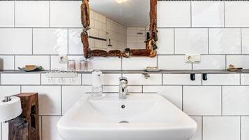 Ducha, secador de pelo, toallas