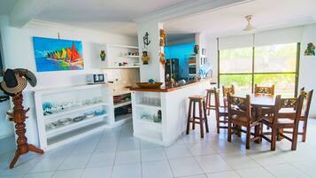 Rumah Klasik, pemandangan kebun, tepi pantai | Tempat makan