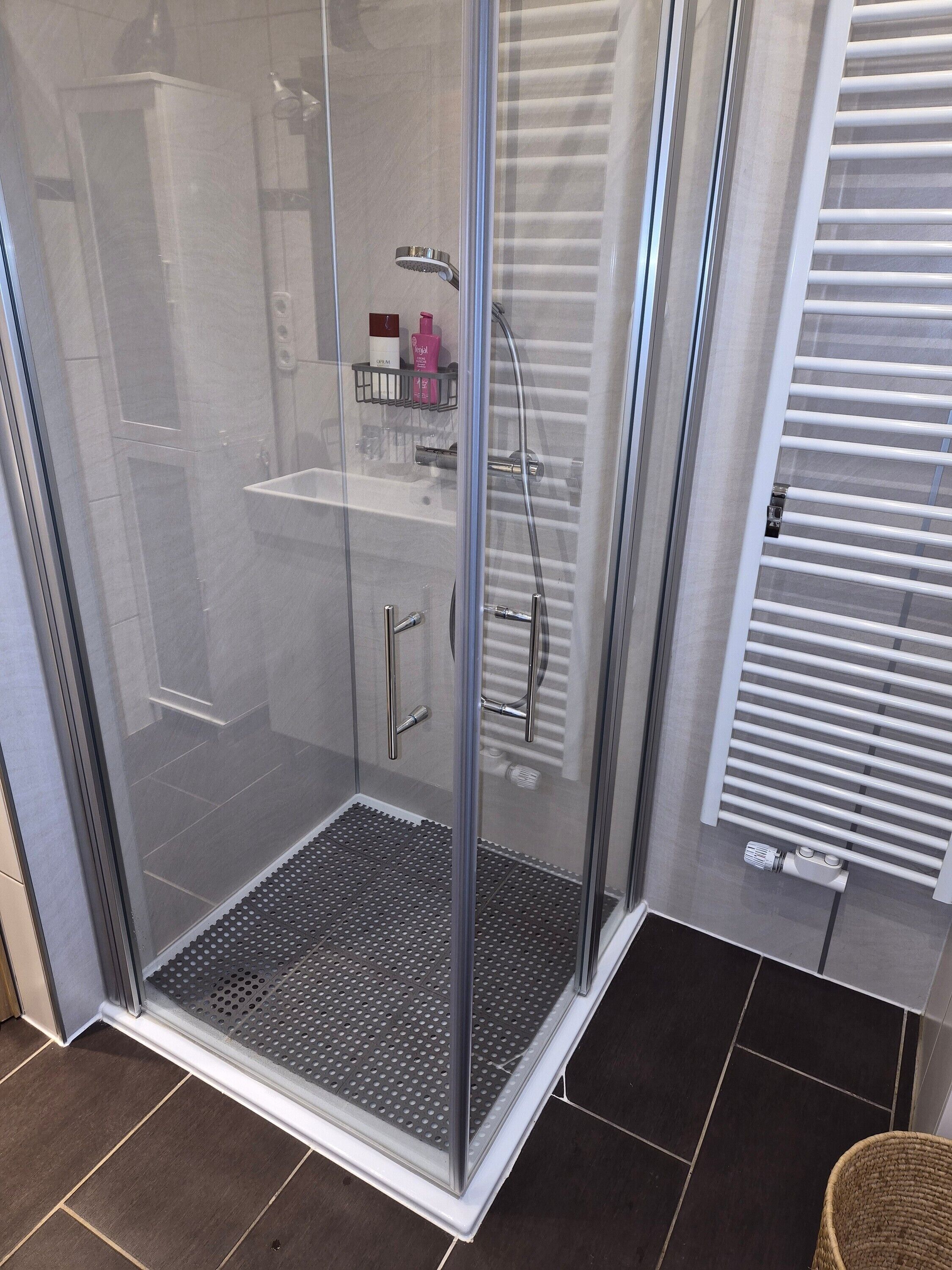 Ducha, secador de pelo, toallas