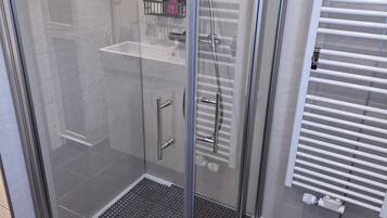 Ducha, secador de pelo, toallas