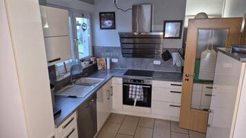 Frigorifero, forno, piano cottura, lavastoviglie