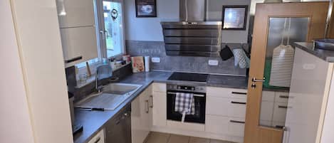 Kühlschrank, Ofen, Herdplatte, Geschirrspüler