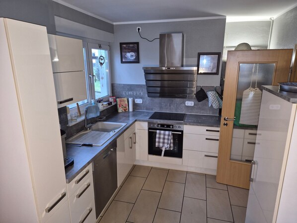 Kühlschrank, Ofen, Herdplatte, Geschirrspüler