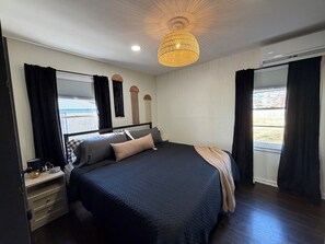 Een strijkplank/strijkijzer, gratis wifi, beddengoed