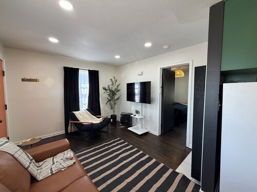 Derby Digs - Cozy King!  Near Park!