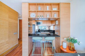 Kühlschrank, Mikrowelle, Herdplatte, Toaster
