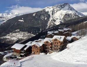 A snow-covered mountain with a wooden lodge complex in the foreground. - Penthouse views of the Peaks and the Piste (Sainte-Foy-Tarentaise)