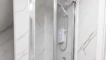 Family Quadruple Room | Bathroom | Shower, towels, soap, shampoo