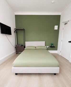 Deluxe Studio, 1 Double Bed | Desk, laptop workspace, iron/ironing board, free WiFi - KW SELF CONTAIN STUDIOS ALEXANDRA PALACE (London)