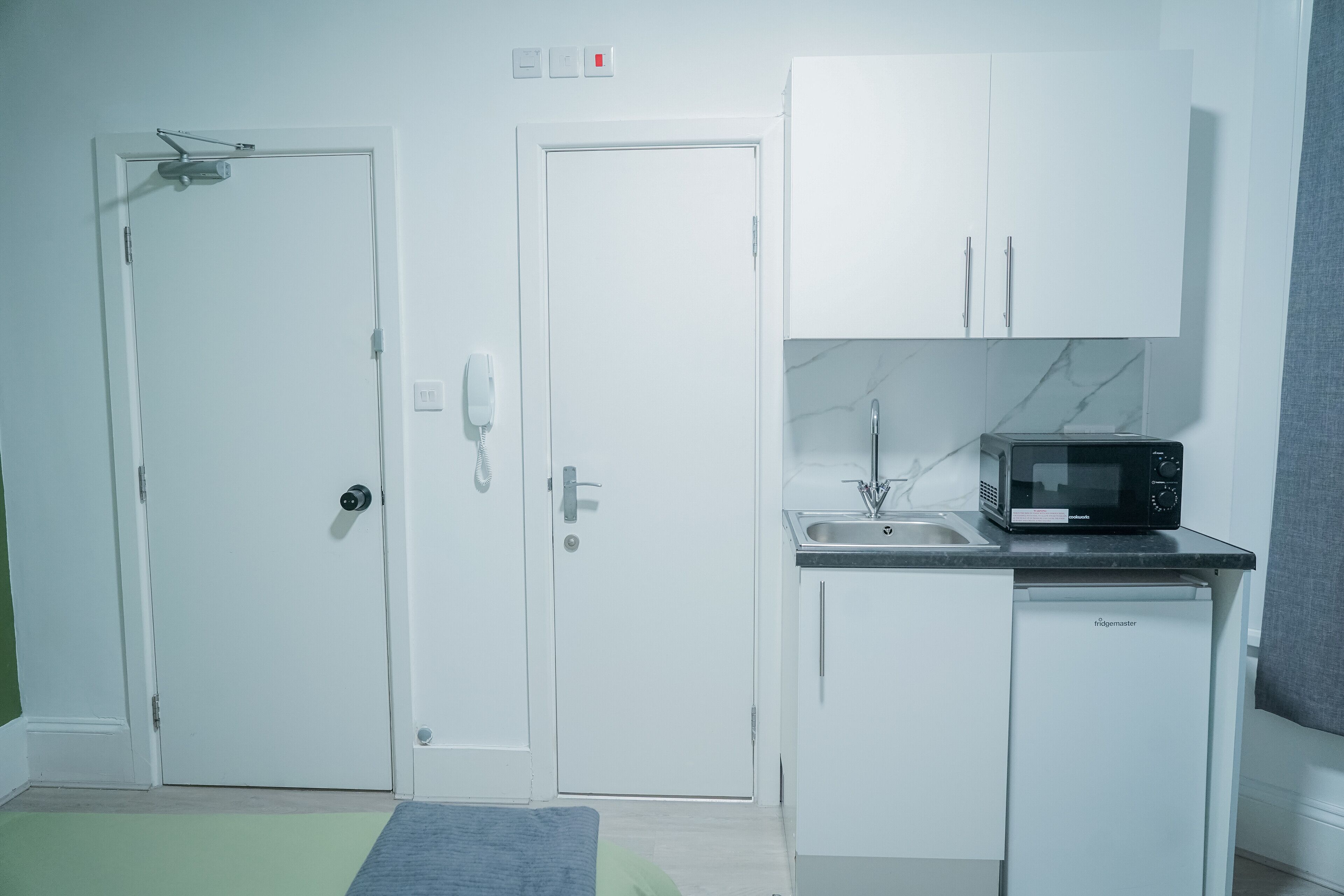 Studio Deluks | Meja kerja, ruang kerja ramah laptop, dan setrika/meja setrika