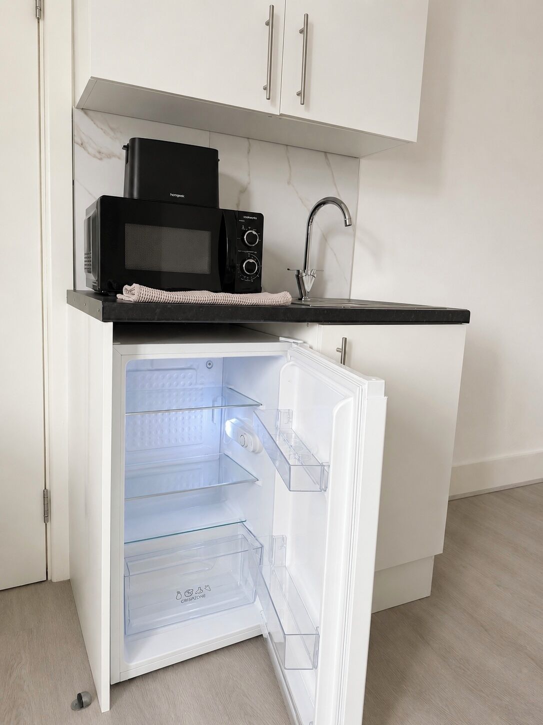Family Quadruple Room | Private kitchen | Mini-fridge, microwave, stovetop, cookware/dishes/utensils