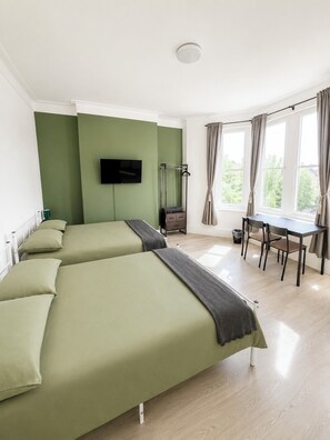 Family Quadruple Room | Desk, laptop workspace, iron/ironing board, free WiFi - KW SELF CONTAIN STUDIOS ALEXANDRA PALACE (London)