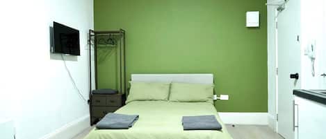 Deluxe Studio | Desk, laptop workspace, iron/ironing board, free WiFi