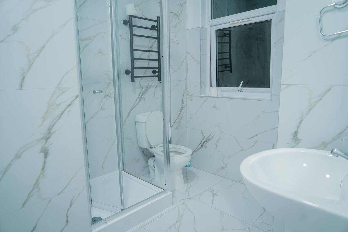 Deluxe Studio | Bathroom | Hair dryer, towels, soap, shampoo