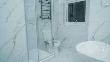 Studio Deluxe | Phòng tắm | Buồng tắm vòi sen, khăn tắm, xà phòng, dầu gội