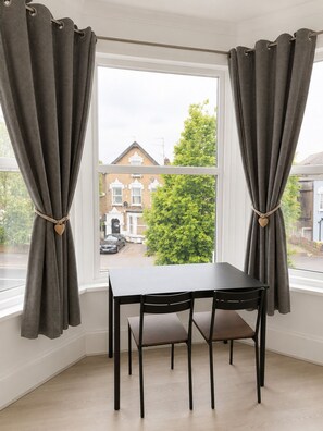 Desk, laptop workspace, iron/ironing board, free WiFi - KW SELF CONTAIN STUDIOS ALEXANDRA PALACE (London)