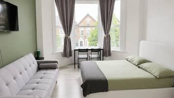 Deluxe Triple Room | Desk, laptop workspace, iron/ironing board, free WiFi
