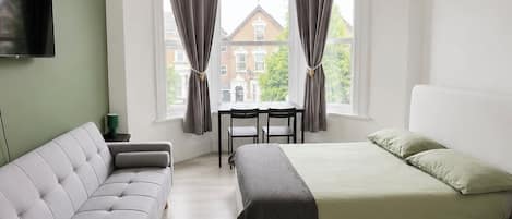 Habitación triple Deluxe | Escritorio y espacio para trabajar con laptop