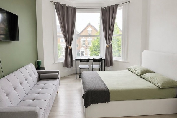 Deluxe Triple Room | Desk, laptop workspace, soundproofing, iron/ironing board