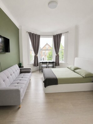 Deluxe Triple Room | Desk, laptop workspace, iron/ironing board, free WiFi - KW SELF CONTAIN STUDIOS ALEXANDRA PALACE (London)